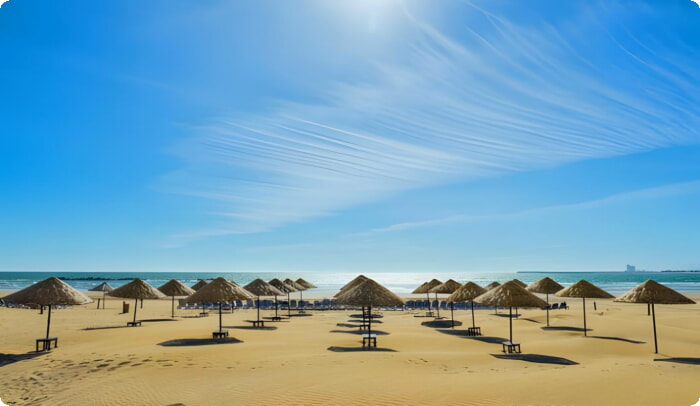 Зонты на пустынном пляже в Агадире, Марокко