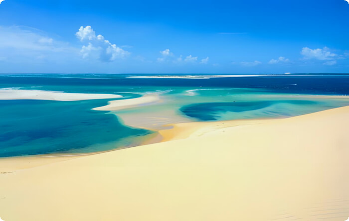 Песчаные дюны и потрясающий пляж на острове Базаруто