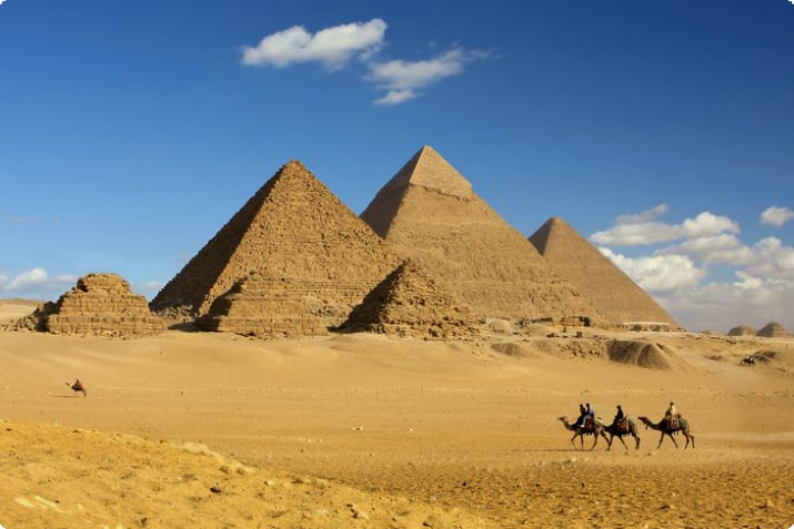 Jazda na wielbłądach pod piramidami w Gizie