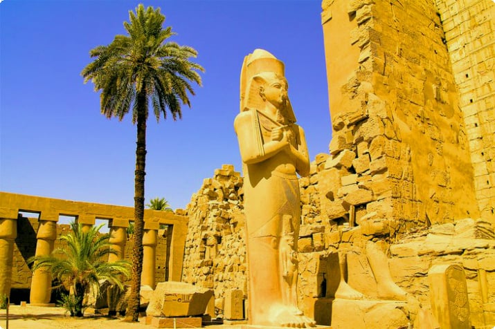 Statue dans le temple de Karnak à Louxor