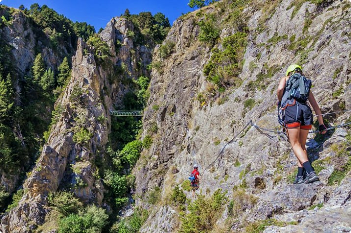 Via Ferrata Canal del Grau'da kaya tırmanışçıları