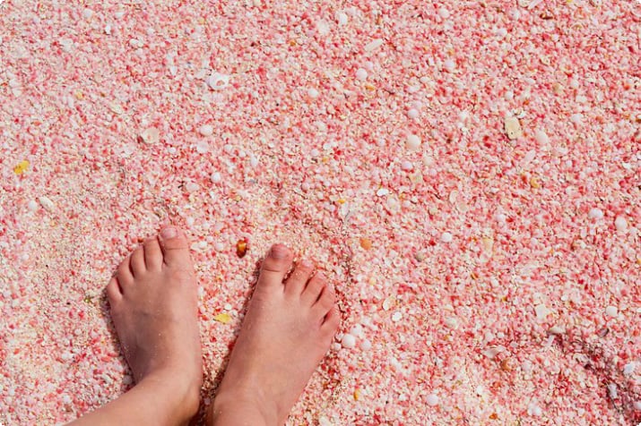 Крупный план пляжа с розовым песком на Барбуде