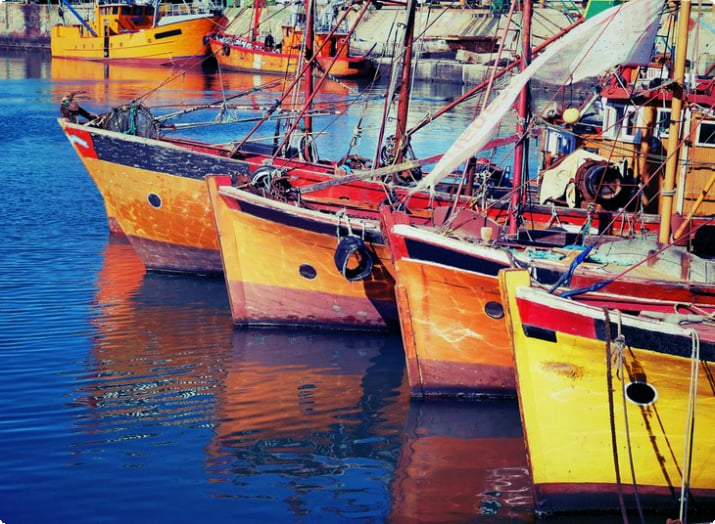 Разноцветные рыбацкие лодки в порту Мар-дель-Плата