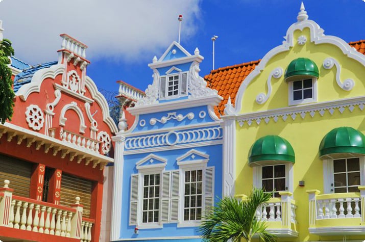 Farverige hollandske bygninger i Oranjestad
