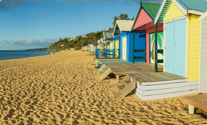 Красочные пляжные домики на пляже Миллс, полуостров Морнингтон