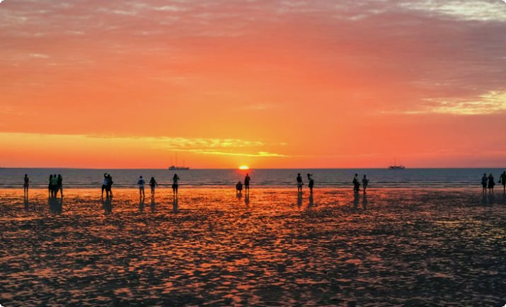 Наблюдение за закатом на пляже Миндил, Дарвин