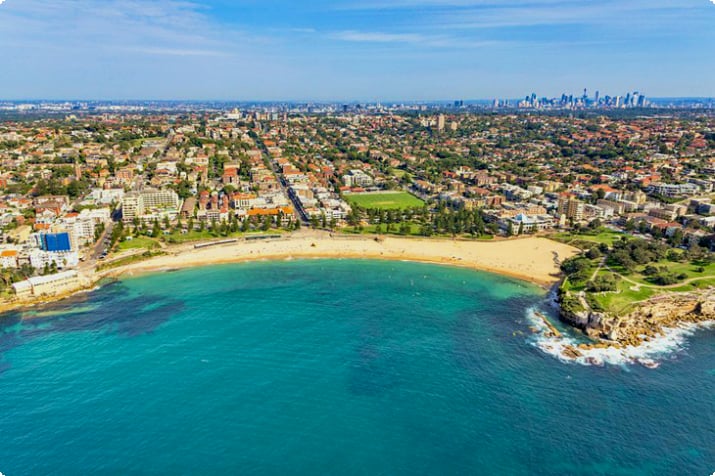 Антенна пляжа Куджи с центральным деловым районом Сиднея вдалеке