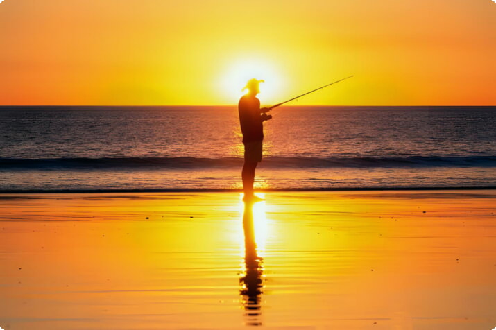 Pescare al tramonto su Cable Beach a Broome, Australia occidentale