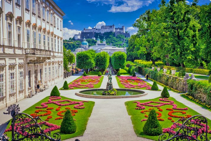 Die Gärten von Schloss Mirabell mit Schloss Hohensalzburg in der Ferne