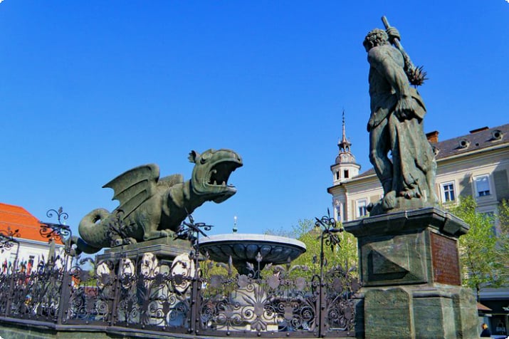 Знаменитый фонтан Клагенфурта Линдворм