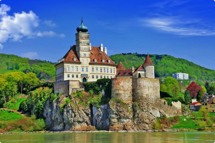 Замок Шенбюэль на реке Дунай в долине Вахау