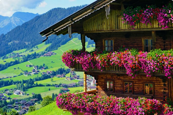 Bunte Blumen blühen auf einem Holzbauernhof in Alpbach