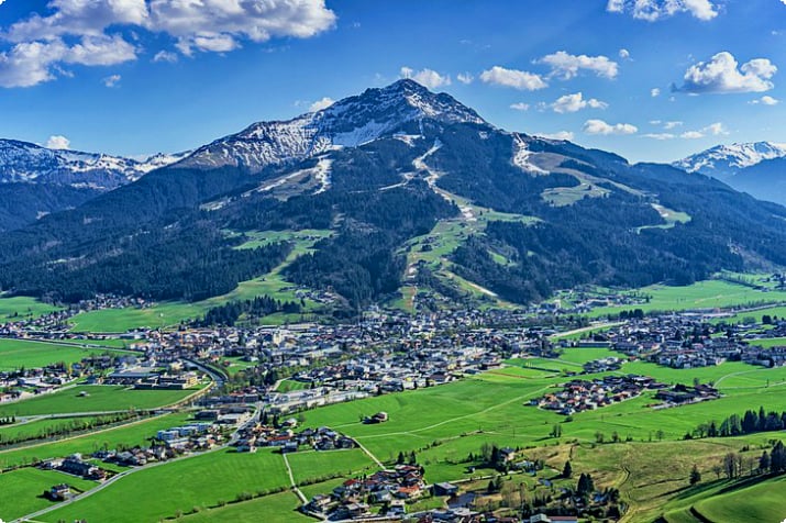 Kitzhüheler Horn mit der Stadt Kitzbühel an der Basis