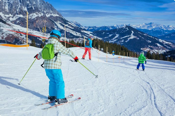 Семья наслаждается горнолыжными склонами в Австрии