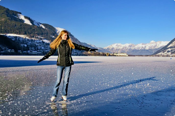 Patinando em um lago congelado em Zell am See, Áustria