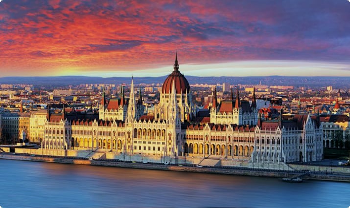 Budapester Parlament bei Sonnenaufgang