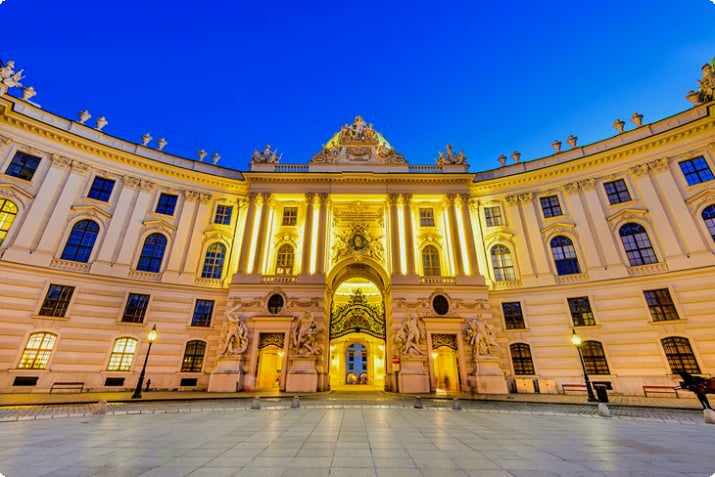 Die Hofburg in der Abenddämmerung