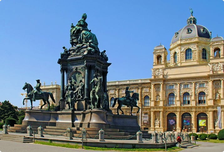 Художественно-исторический музей и площадь Марии-Терезиен
