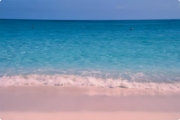 Пляж с розовым песком на острове Харбор