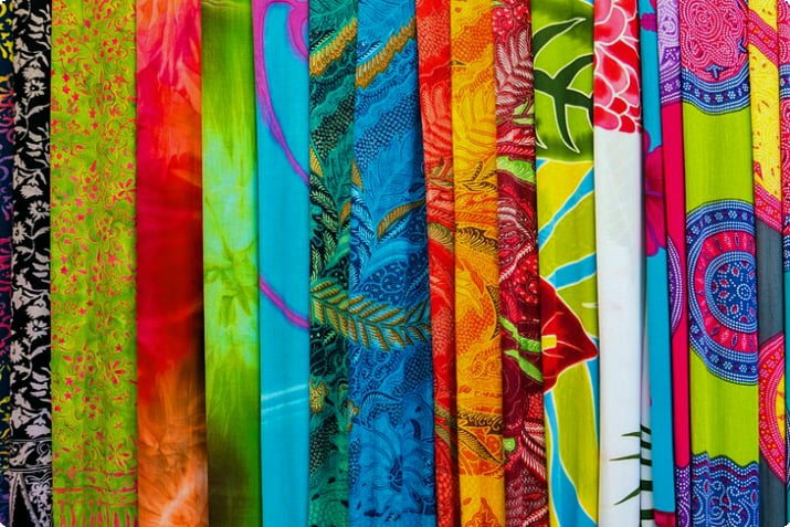 Färgglada saronger på Ubud Art Market
