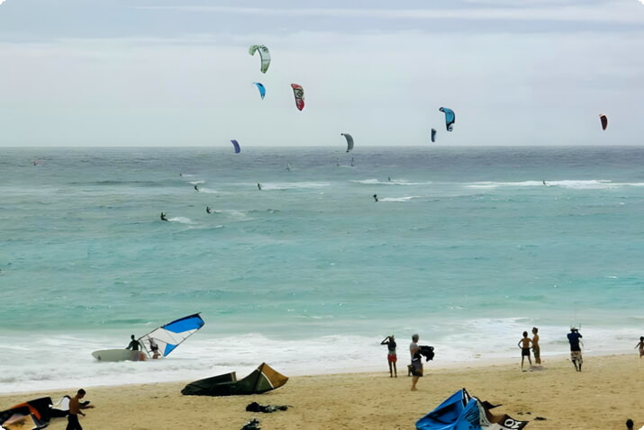Kitesurfers op Silver Sand Beach