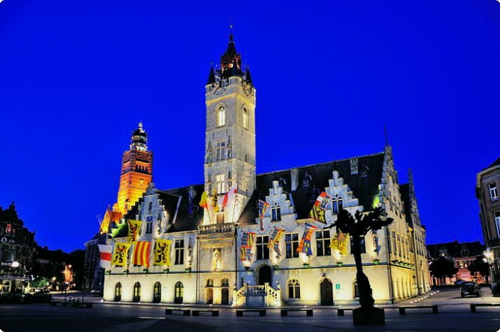 Dendermonder Rathaus bei Nacht