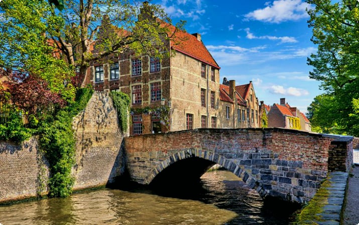 Kanal und Steinbrücke in Brügge