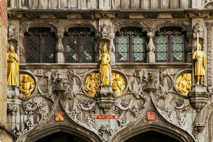 Позолоченный фасад Базилики Святой Крови