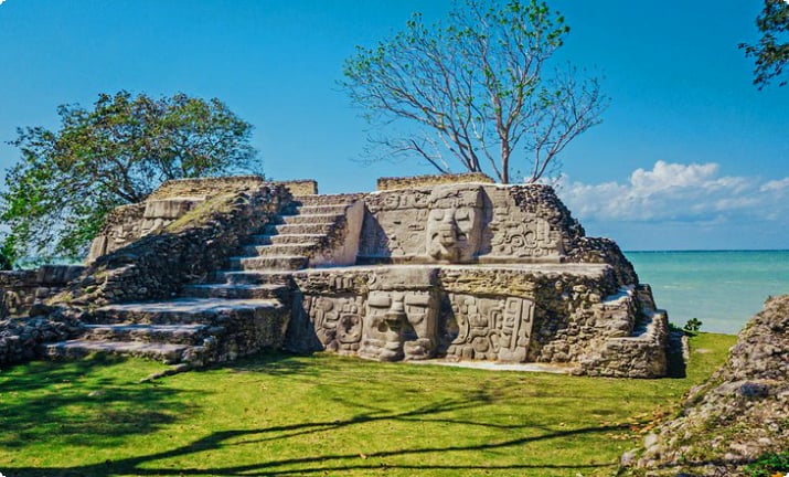Приморские руины майя в Серросе