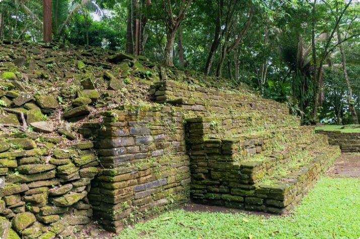 Руины майя в Ним Ли Пунит