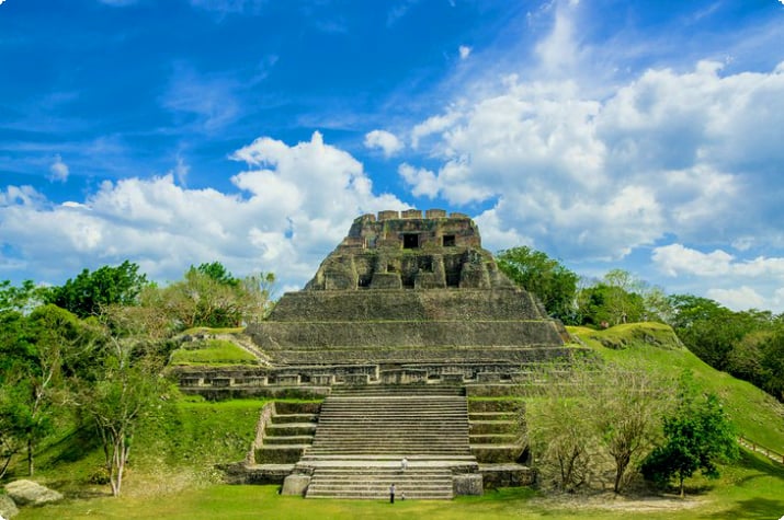 Руины майя Ксунантунич в Белизе