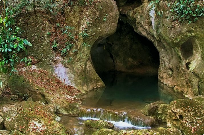 Entré till Actun Tunichil Muknal-grottan i Belize