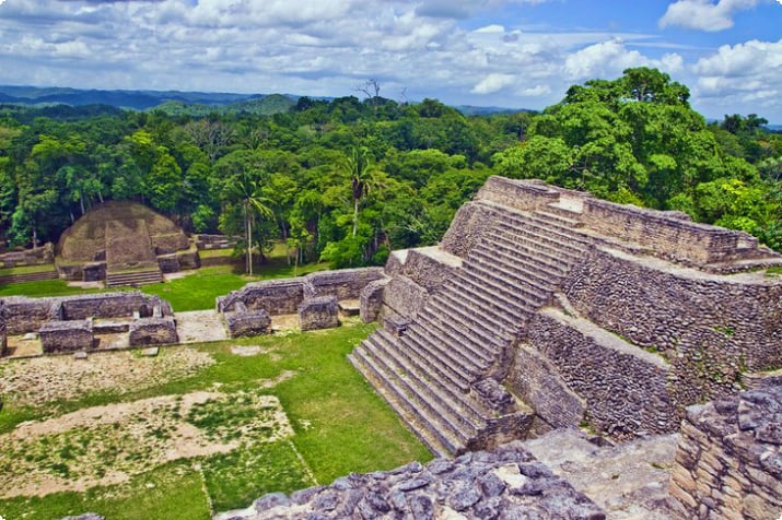 Caracol Maya harabelerinde Caana piramidi