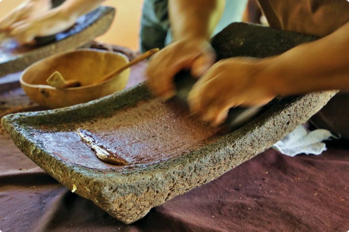 Fabricación maya de chocolate en Belice