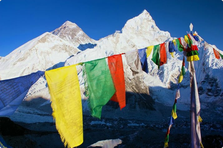 Gebetsfahnen vor dem Mt. Everest