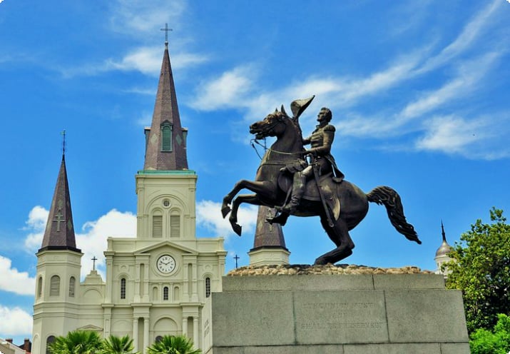 Статуя Эндрю Джексона на фоне собора Святого Людовика, Французский квартал, Новый Орлеан
