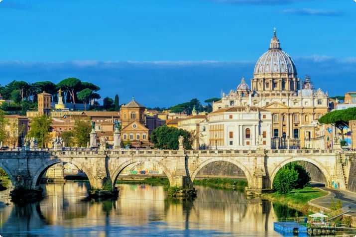 St. Petersdom und St. Angelo Brücke in Rom