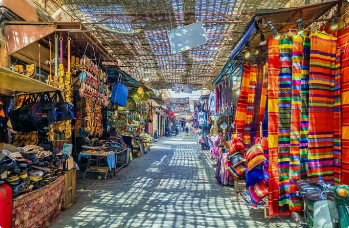 Сувениры на рынке Джамаа-эль-Фна в старой Медине, Марракеш