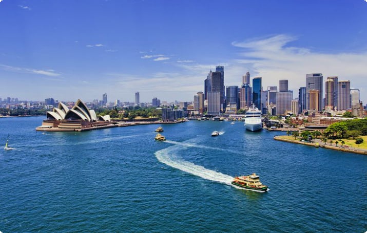 Сиднейская гавань с Оперным театром и центром Сиднея