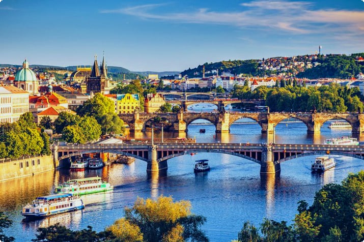 Näkymä Vltava-joelle ja Prahan kuuluisille silloille