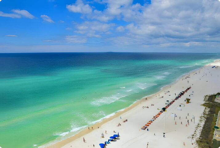 Destin, Florida'daki plajın havadan görünümü