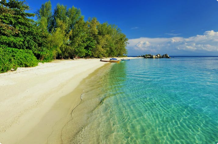 Praia intocada nas Ilhas Perhentian, Malásia