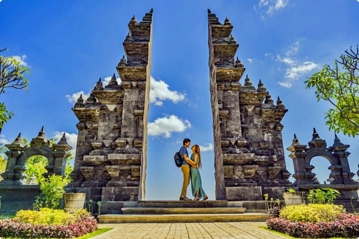 Пара в храме Брахмавихара-Арама на Бали