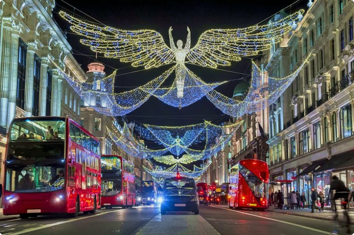 Bożonarodzeniowe lampki nad Regent Street w Londynie