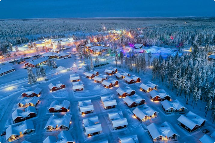 Вид с воздуха на деревню Санта-Клауса в Рованиеми, Финляндия