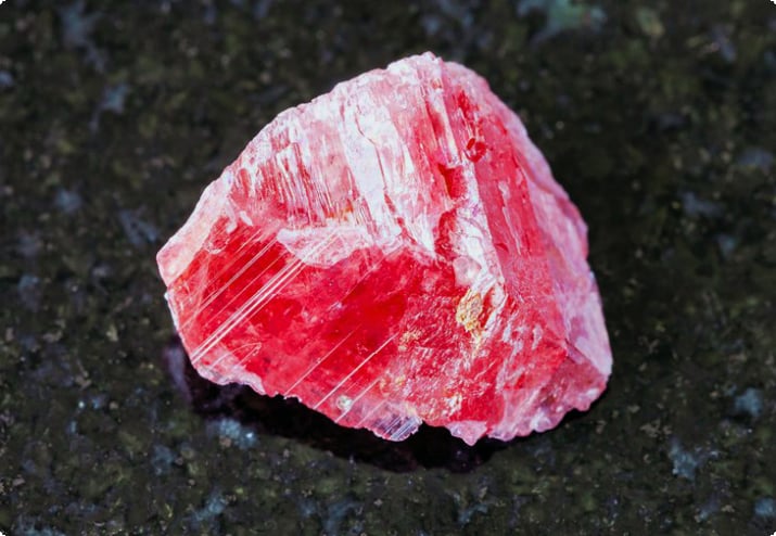 Необработанный кристалл родонита из шахт Минас-Жерайс