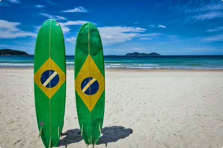 Доски для серфинга на пляже Илья-Гранде