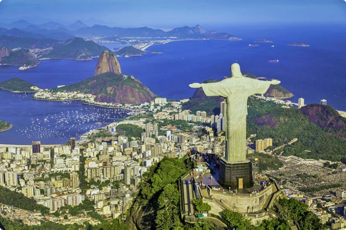 Botafogo Körfezi ve İsa heykelinin görünümü