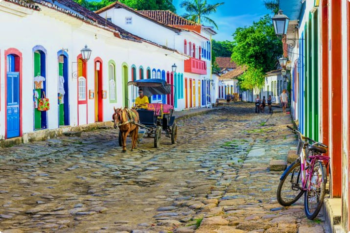 Ruas de paralelepípedos e arquitetura colonial colorida em Paraty