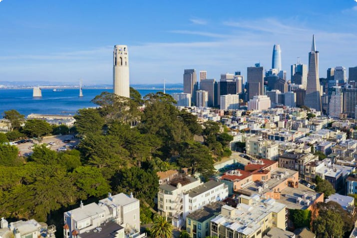Coit Tower ve San Francisco şehir merkezinin görünümü